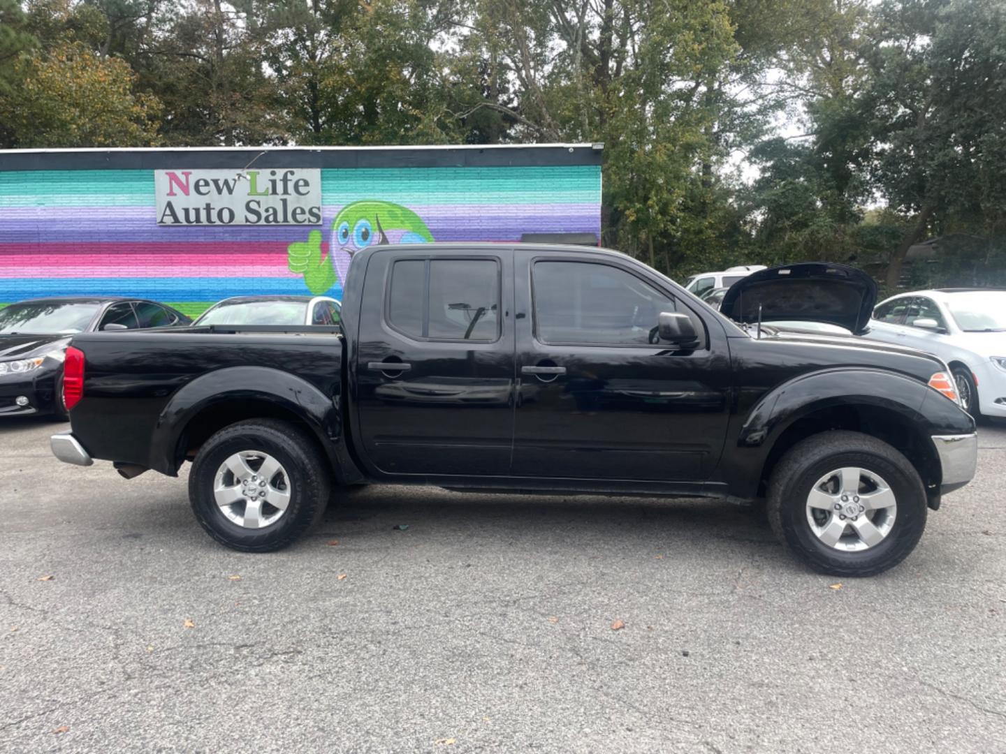 2009 BLACK NISSAN FRONTIER CREW CAB SE (1N6AD07U09C) with an 4.0L engine, Automatic transmission, located at 5103 Dorchester Rd., Charleston, SC, 29418-5607, (843) 767-1122, 36.245171, -115.228050 - Local Trade-in with CD/AUX/Bluetooth, Power Windows, Power Locks, Power Mirrors, Keyless Entry, Alloy Wheels, Bedliner, Tow Package. Clean CarFax (no accidents reported!) 209k miles Located at New Life Auto Sales! 2023 WINNER for Post & Courier's Charleston's Choice Pre-owned Car Dealer AND 2018-2 - Photo#7